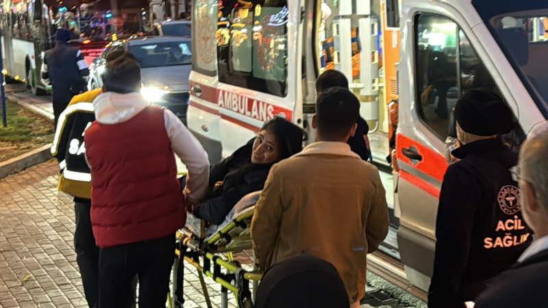 Halk otobüsünde tartıştığı erkek tarafından bıçaklandı, saldırgan otobüsten inip kaçtı